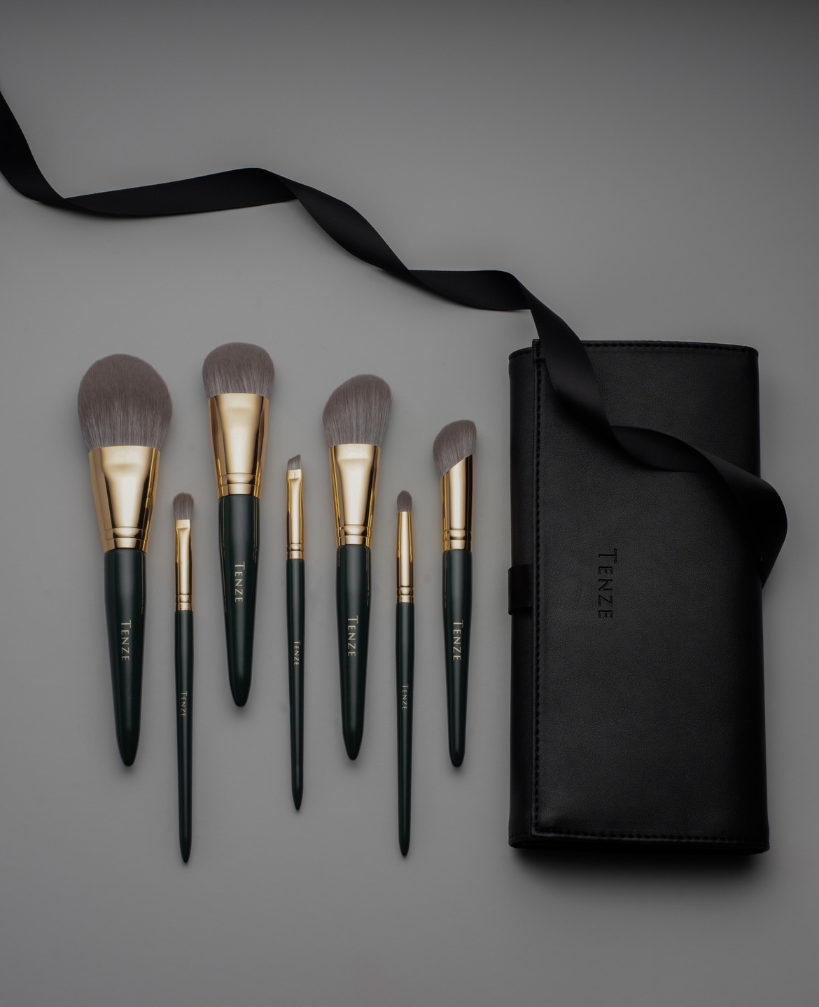 Набір Emerald Collection «Basic» на 7 пензлів з чохлом